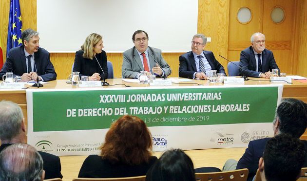 La consejera Roco Blanco, en la mesa que preside las jornadas del CARL sobre Derecho del Trabajo