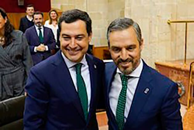 El presidente de la Junta, Juanma Moreno, y el consejero de Hacienda, Juan Bravo, en una imagen de la aprobacin en el Pleno del Parlamento del Presupuesto de 2020