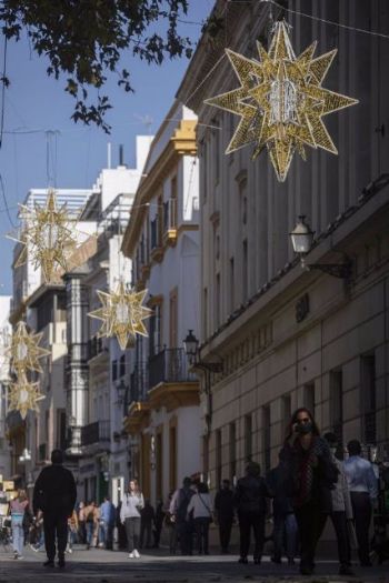 Las luces del alumbrado de navidad adornan la calle Tetan en Sevilla - Mara Jos Lpez - Europa Press