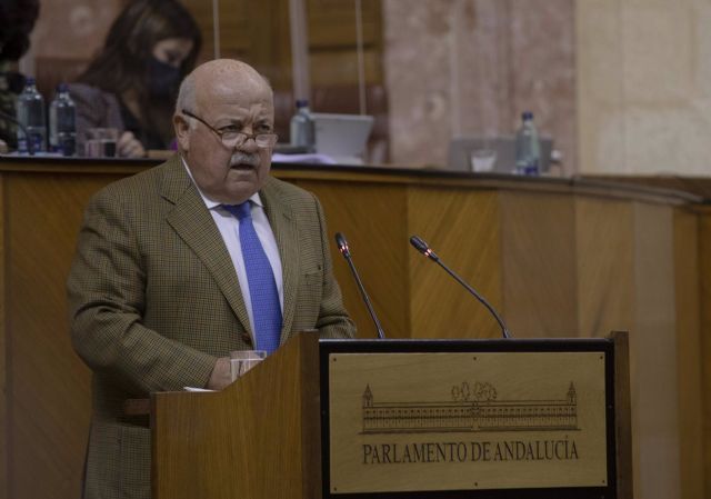 El consejero de Salud y Familias, Jess Aguirre, durante su comparecencia en la sesin plenaria del Parlamento andaluz