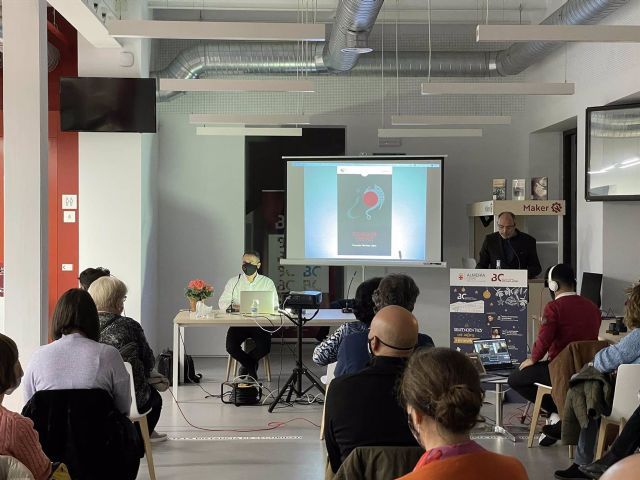 Imagen de la presentacin de la novela Tiempo de Eclipse de Fernando Martnez, durante los biblioencuentros que organiza el Ayuntamiento de Almera con autores