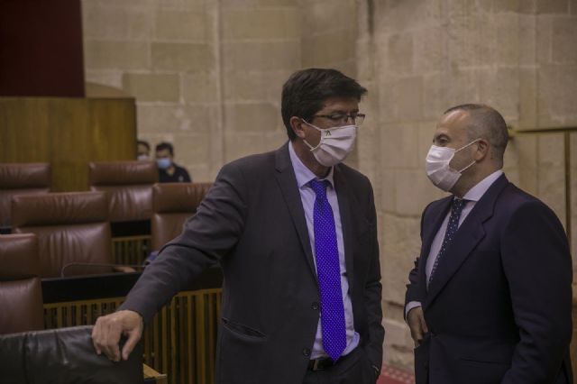El vicepresidente de la Junta de Andaluca, Juan Marn (i), conversa con el diputado Julio Daz (i) antes del inicio de la primera jornada de la sesin plenaria en el Parlamento de Andaluca