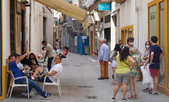 En un bar cntrico de Sevilla, los clientes ocupan todas las mesas de la terraza y otros esperan una cola para poder consumir en el inicio de la Fase 2 - Eduardo Briones - Europa Press