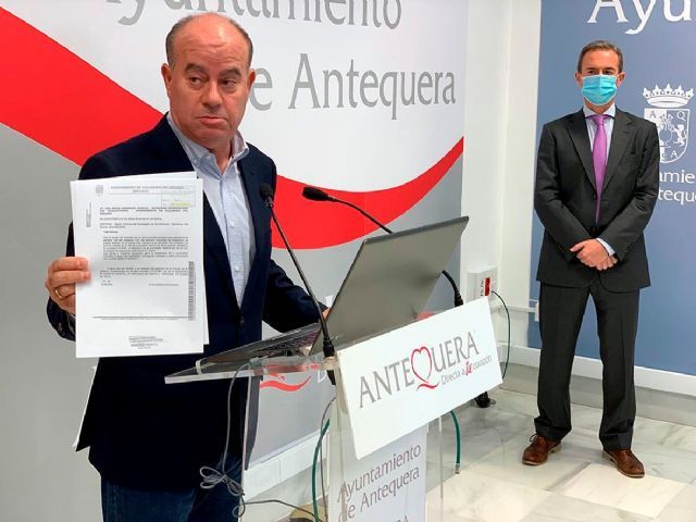El alcalde de Antequera, Manuel Barn, en una rueda de prensa hace unos das sobre la embotelladora de agua en el municipio