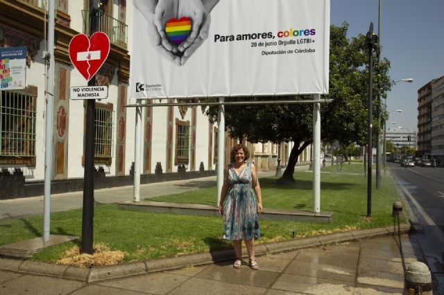 La delegada de Igualdad en la Diputacin de Crdoba, Alba Doblas, junto a la lona de apoyo a al colectivo LGTBI