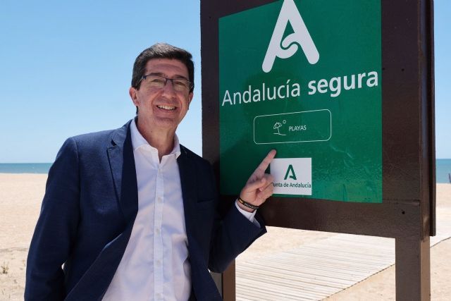 El vicepresidente de la Junta de Andaluca y consejero de Turismo, Regeneracin, Justicia y Administracin Local, Juan Marn, junto al distintivo Andaluca Segura en la playa de La Antilla (Huelva)