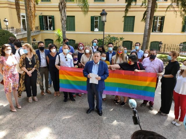 El subdelegado del Gobierno en Mlaga, Tefilo Ruiz, lee la declaracin institucional con motivo del Da Nacional del Orgullo LGTBI