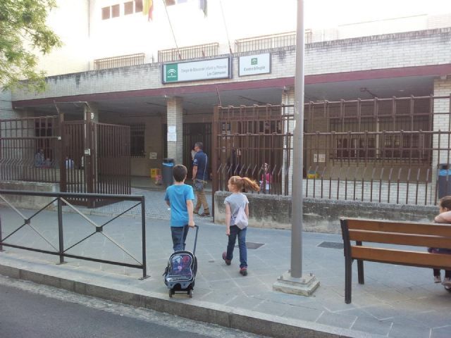 Nios llegando a un colegio de Andaluca