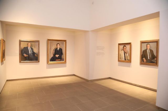 Museo Revello de Toro de Mlaga con una de sus exposiciones sobre la pintura de Revello de periodistas
