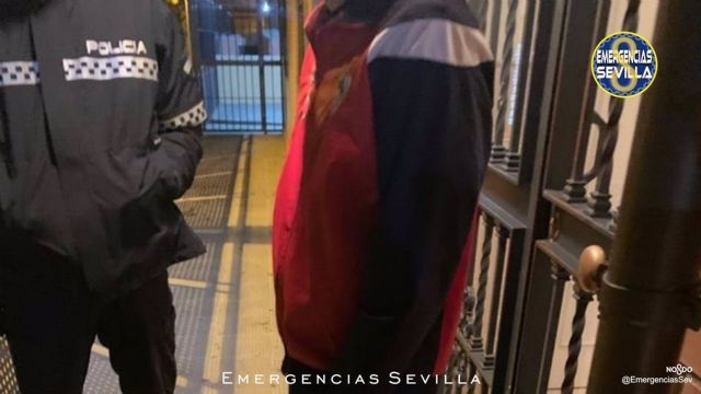 La Polica Local de Sevilla identifica por desrdenes pblicos a uno de los participantes en la protesta contra el estado de alarma en la barriada de Pino Montano