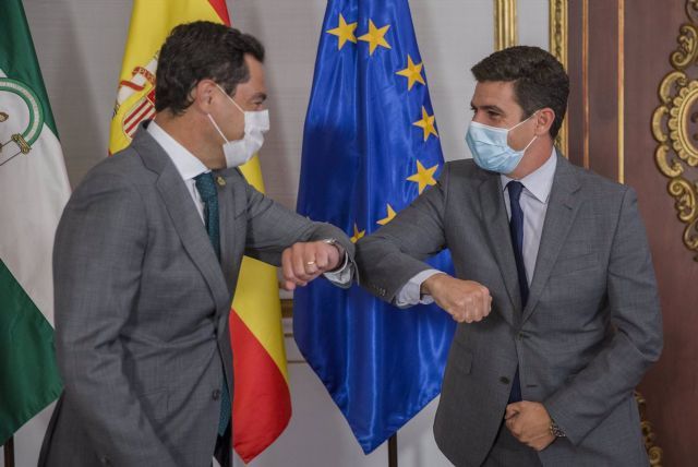 El presidente de la Junta de Andaluca, Juanma Moreno (i), junto al portavoz del grupo parlamentario Ciudadanos, Sergio Romero (d)