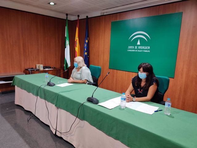 Imagen de archivo de las delegadas de Salud y Familias y de Educacin y Deportes en Huelva, Manuela Caro y Estela Villalba, en rueda de prensa