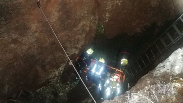 Rescate de una joven de 18 aos en un pozo en el Cerro de la Tortuga de Mlaga capital