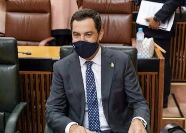 El presidente de la Junta de Andaluca, Juanma Moreno, este jueves en su escao del Parlamento