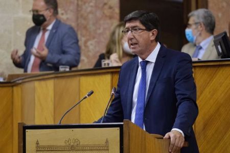 El vicepresidente de la Junta y consejero de Turismo, Regeneracin, Justicia y Administracin Local, Juan Marn, en el Pleno del Parlamento andaluz