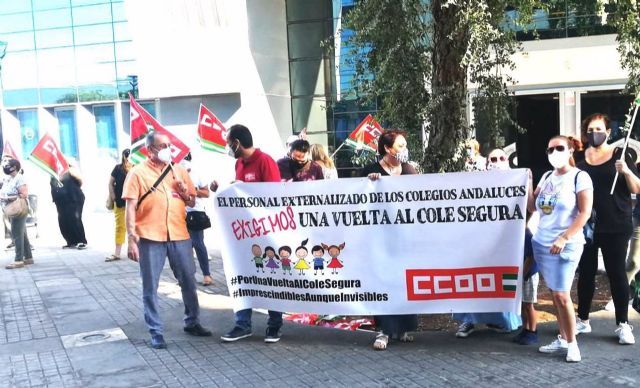 CCOO se concentra en Sevilla para exigir una vuelta segura a las aulsa para el personal exteranalizado