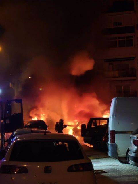 Efectivos del Consorcio Provincial de Bomberos de Mlaga extinguen el fuego en varios vehculos en una calle de Vlez-Mlaga