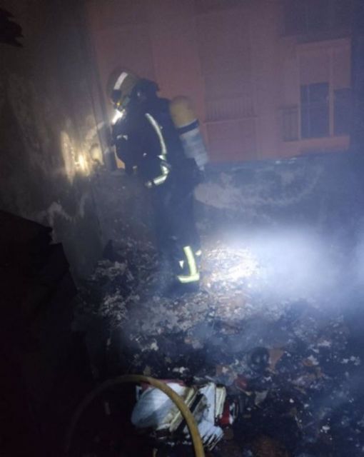 Un bombero de Mlaga captal interviene en el incendio en una vivienda 
