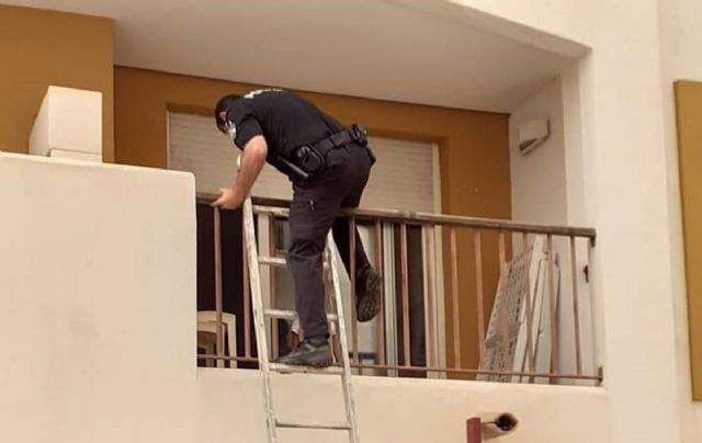 Un agente de la Polica Local de Vera accede al domicilio donde se encontraba la menor mediante una escalera