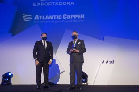 El consejero delegado de Atlantic Copper, Javier Targhetta, junto a Antonio Sanz