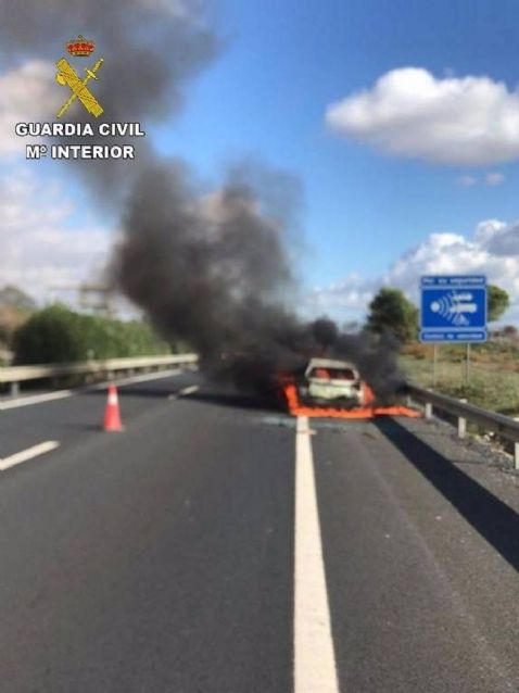 La Guardia Civil rescata a un conductor en estado grave de un vehculo en llamas parado en la A-49