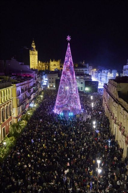 Encendido del rbol de Navidad digital ms alto, 40 metros, de Europa, a 6 de diciembre de 2021 en Sevilla (Andaluca, Espaa) - Joaqun Corchero - Europa Press