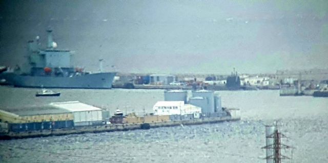 El Puerto de Gibraltar con el submarino sealado por los ecologistas al fondo
