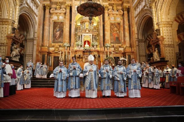 El obispo de Crdoba, junto a los cinco nuevos diconos ordenados en el da de la Inmaculada