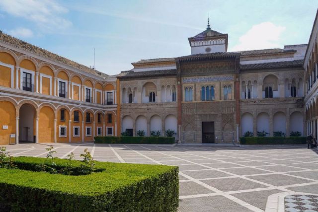 Patio de la Montera del Alczar de Sevilla, con las fachada del Palacio de Pedro I sobre la que se va a actuar. - Eduardo Briones - Europa Press