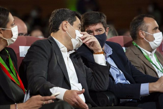 El presidente de la Junta de Andaluca, Juanma Moreno (i), charla con el coordinador de Ciudadanos (Cs) en Andaluca y vicepresidente de la Junta de Andaluca, Juan Marn (d) en el XVI Congreso Autonmico del PP Andaluz que se desarrollar este fin de s - lex Cmara - Europa Press