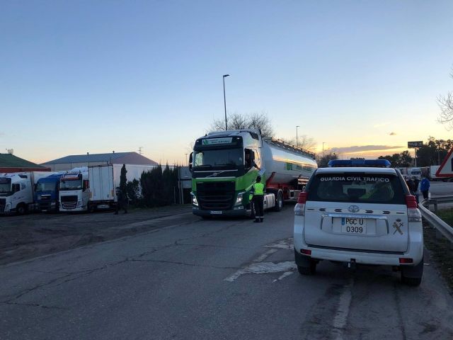 Camiones embolsados en una zona de la A-4, a su paso por la provincia de <strong>Jan</strong>, debido a los efectos de la borrasca Filomena.