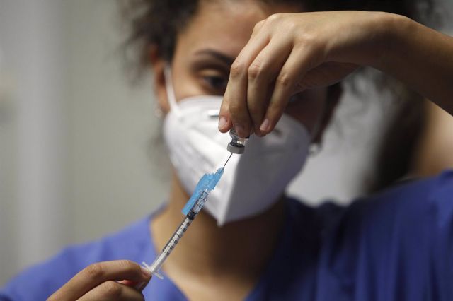 Una enfermera prepara la vacuna Pfizer-Biontech contra el <a href=
