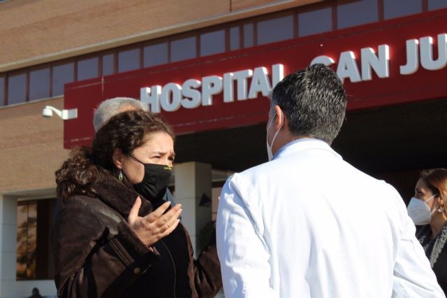 La portavoz del grupo parlamentario Adelante Andaluca, Inmaculada Nieto, en su visita al Hospital San Juan de Dios del Aljarafe.