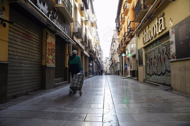 la calle Navas de Granada, vaca y con sus comercios y bares cerrados durante noviembre de 2020.