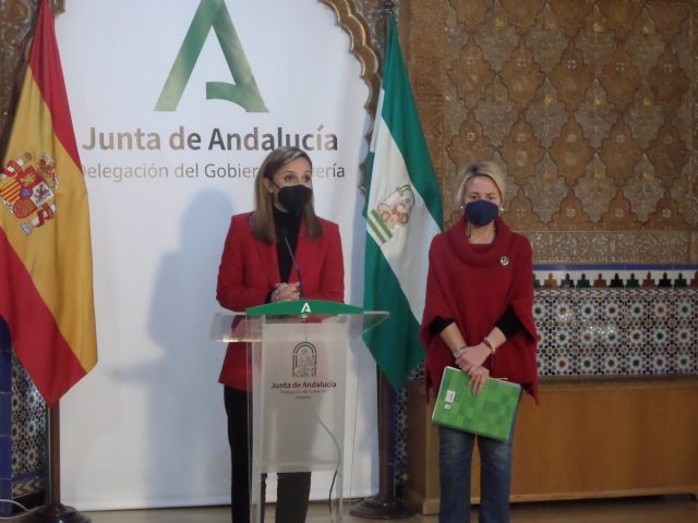 La delegada de la Junta en Almera, Maribel Snchez, en rueda de prensa junto a la delegada de Fomento, Elosa Cabrera 
