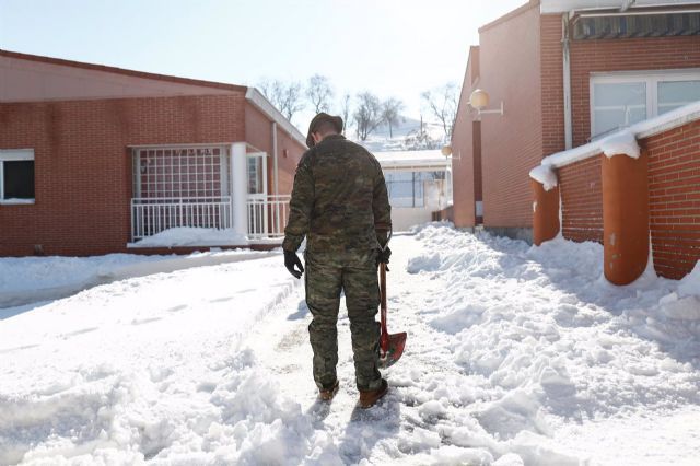 Un militar de la Unidad Militar de Emergencias (UME) colabora en la retirada de nieve y hielo en las inmediaciones del colegio Fuente de la Villa tras la gran nevada provocada por la borrasca Filomena, en Valdemoro, Madrid