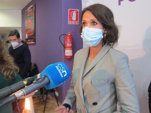 La coordinadora general de Podemos Andaluca, Martina Velarde, atiende a los periodistas en Jan. 