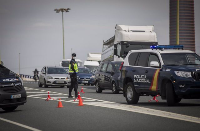 Agentes de la polica nacional regulan el trfico en un control policial en la carreteras de la salida de <a href=