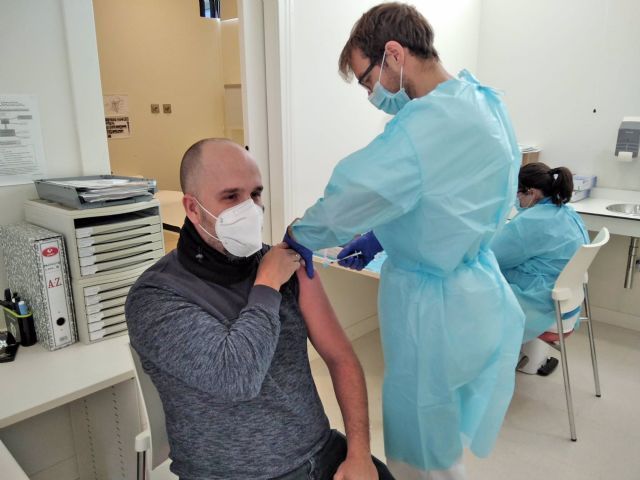 Un sanitario del hospital de <strong>Jerez</strong> (<strong>Cdiz</strong>) recibe la segunda dosis de la vacuna contra la <a href=