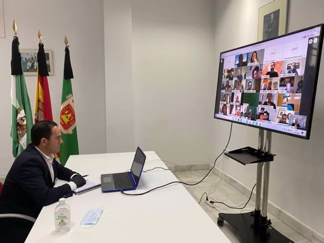 El alcalde de Vejer, Manuel Flor, en una videoconferencia 
