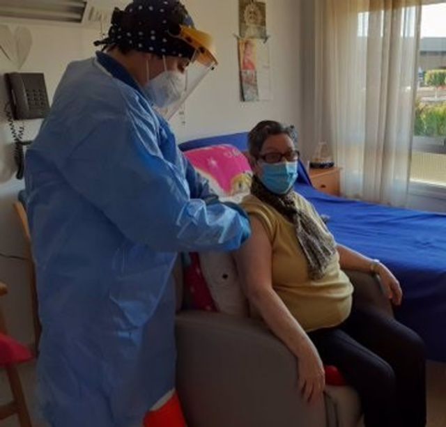 Remedios, primera residente en un geritrico vacunada en Almera, recibe la segunda dosis de la vacuna en El Ejido