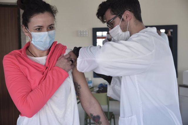Un trabajador sanitario inyecta una de las primeras vacunas de Pfizer-BionTech contra la <a href=