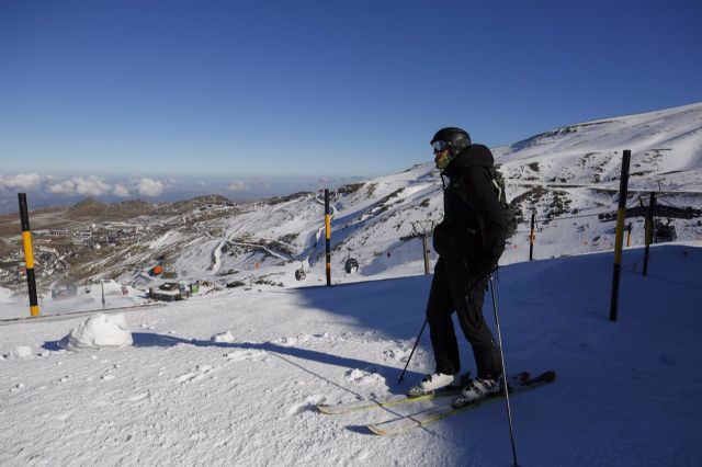 Esquiador con mascarilla en la estacin de esqu de Sierra Nevada el primer da de apertura de la temporada invernal