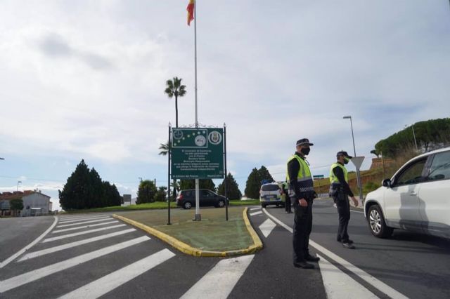Control policial en uno de los accesos a Ayamonte (Huelva)