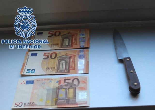 Cuchillo y dinero intervenidos al atracador de una farmacia