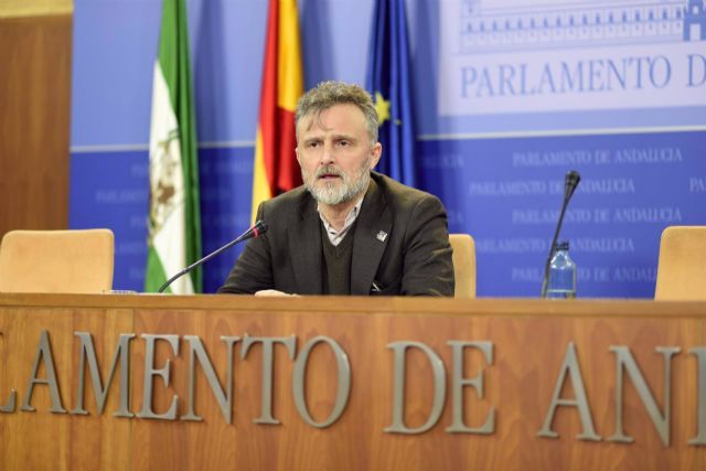 El portavoz parlamentario del PSOE-A, Jos Fiscal, en rueda de prensa.