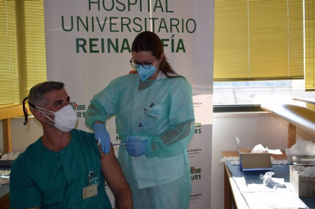 Felipe, primer enfermero en recibir la vacuna en Crdoba