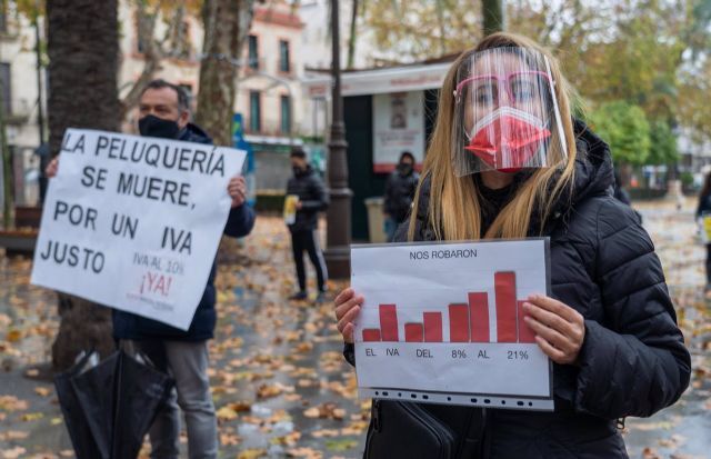 A las puertas del Ayuntamiento de Sevilla el sector de la peluquera protesta para reclamar la bajada del IVA al 10%. Sevilla (Andaluca) a 20 de enero 2021