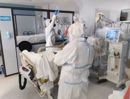 Sanitarios atienden a un paciente en la UCI covid de Torrecrdenas