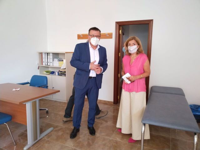 El alcalde de Iznjar, Lope Ruiz, en una imagen de archivo junto a la delegada de Salud de la Junta en Crdoba, Mara Jess Botella